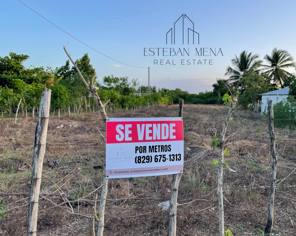 Terreno con letrero en venta